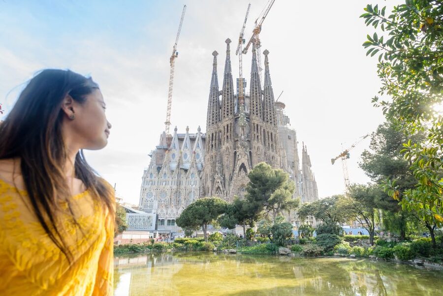 Barcelona: Sagrada Familia Tour & Optional Tower Visit - Meeting the guide near Carrer de Mallorca