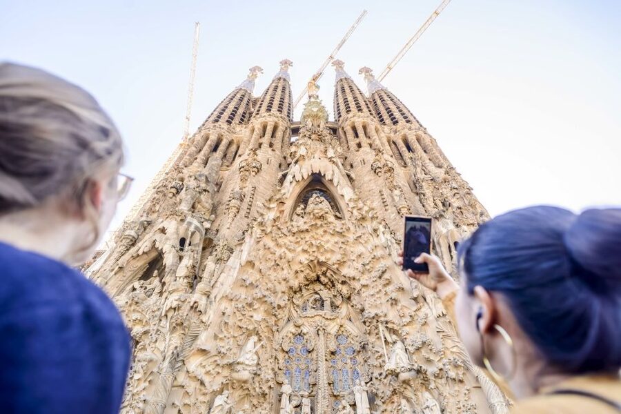 Barcelona: Sagrada Familia Tour with Optional Tower Access - Why a guided visit makes sense inside Sagrada Familia