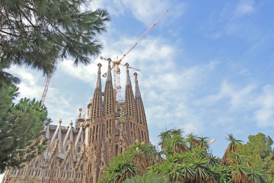 Barcelona: Sagrada Familia Tour with Optional Tower Access - Timing, pace, and what to wear