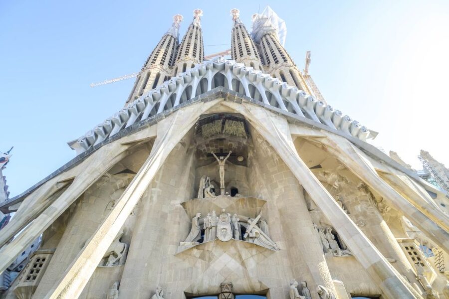 Barcelona: Sagrada Familia Tour with Optional Tower Access - Meeting the guide and passing the long queue