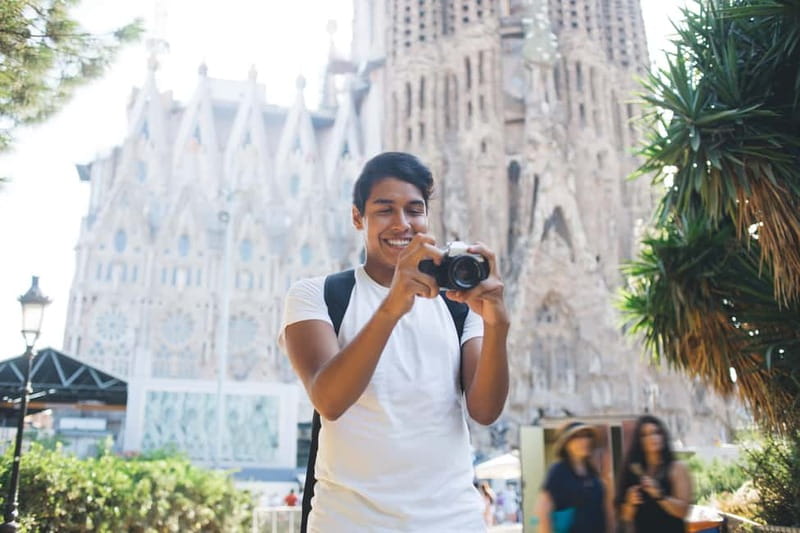 Barcelona: Sagrada Familia Tour with Skip-the-Line Access - Entering Gaudí’s unfinished basilica