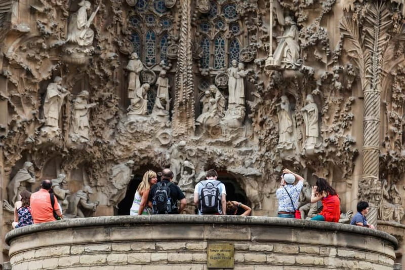 Barcelona: Sagrada Familia Tour with Skip-the-Line Access - What the best guides add