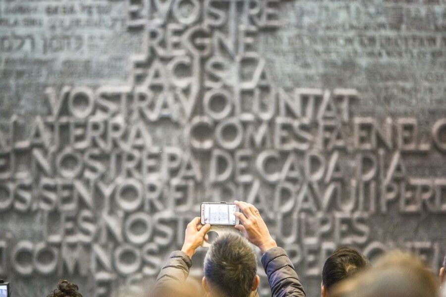 Barcelona: Sagrada Familia with Towers and Park Güell Tour - The break between sites is useful, but not luxurious