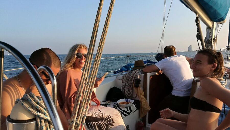 Barcelona: Sailing Trip with Drinks and Snacks - The final 15 minutes back to Port Olímpic