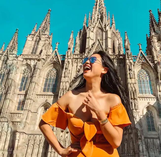 ✅ Barcelona: Sightseeing Professional Photoshoot Session - Finding quieter corners in a busy old center