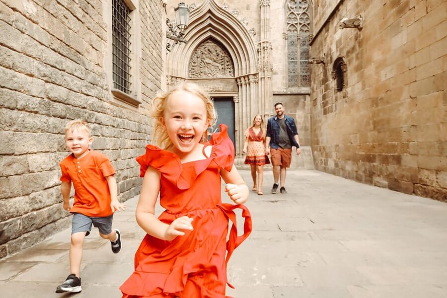 ✅ Barcelona: Sightseeing Professional Photoshoot Session - From cathedral steps to old Gothic Quarter lanes