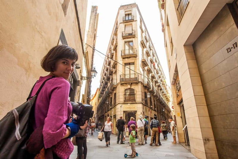 Barcelona: Small Group Picasso Tour with Picasso Museum - Plaça Reial and the young Picasso