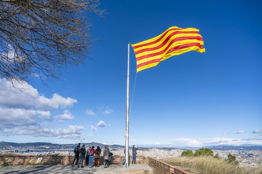 Barcelona: Walking tour with Montjuic Castle & Cable Car - Key points at a glance