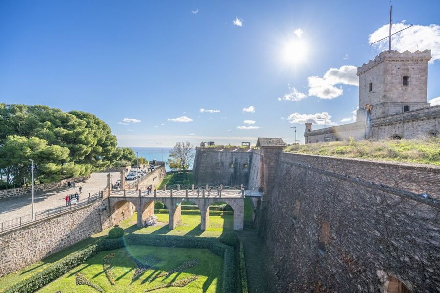 Barcelona: Walking tour with Montjuic Castle & Cable Car - From the funicular to the cable car