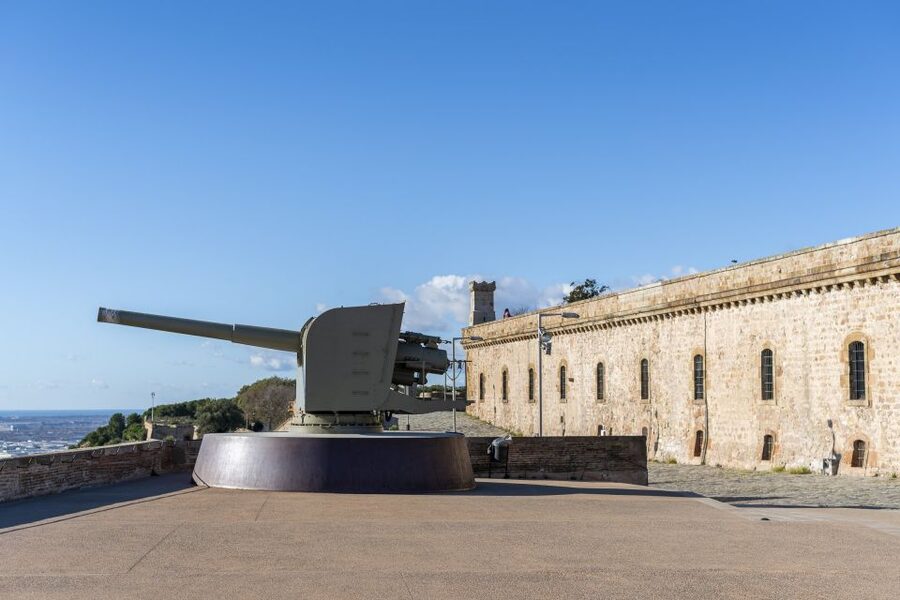 Barcelona: Walking tour with Montjuic Castle & Cable Car - Montjuïc Castle and its dungeons