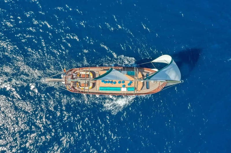 Barcelona: Wooden Boat Sailing with Tapa and Welcome Drink - Finding the boat and getting settled