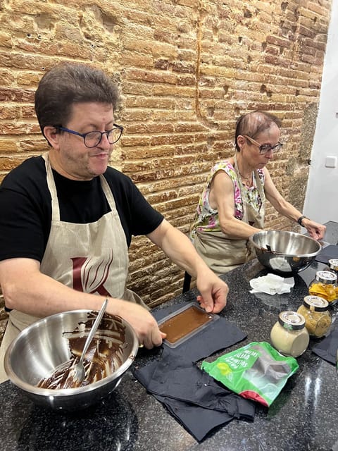 Bean to Bar Chocolate Workshop in Barcelona - Why the guides receive so much praise