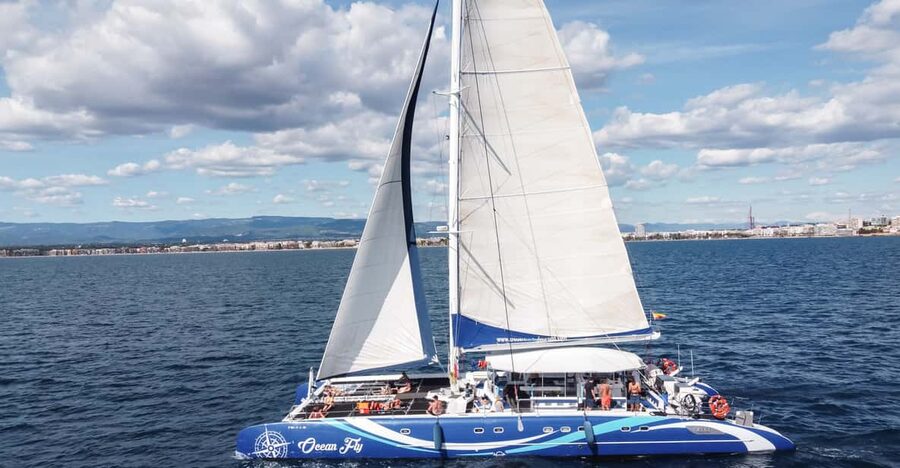 Cambrils: Costa Daurada Sail Catamaran Cruise - Sailing south from Cambrils harbor