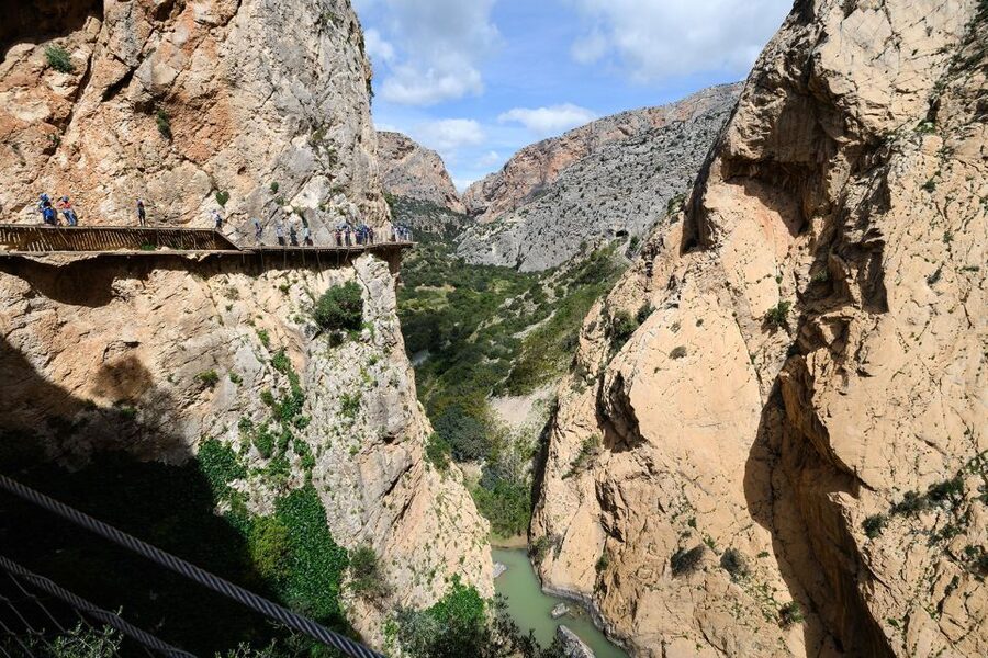 Caminito del Rey: Guided Tour with 1 Drink and Shuttle Bus - The 2.5-hour walk through El Chorro Gorge