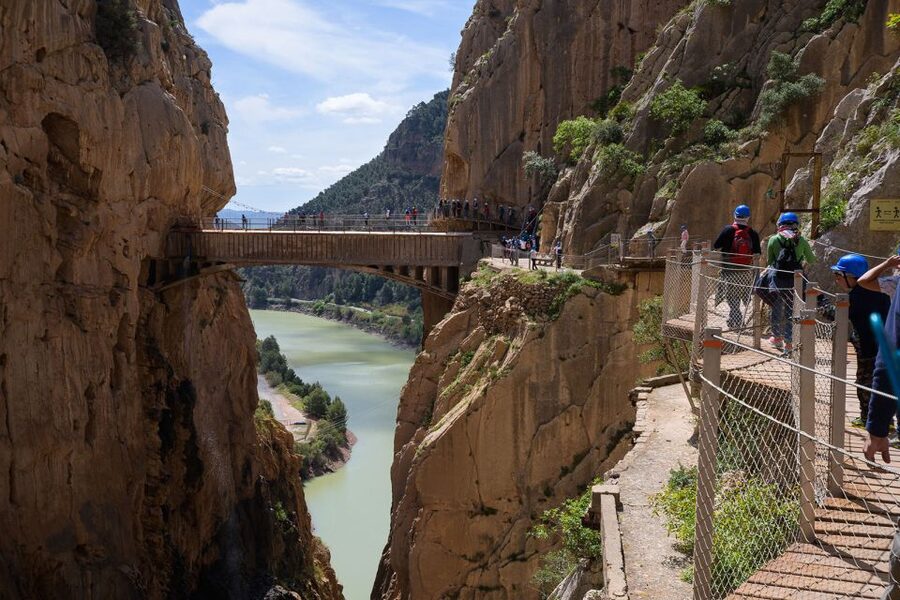 Caminito del Rey: Guided Tour with 1 Drink and Shuttle Bus - Meeting at El Chorro and getting to the trail