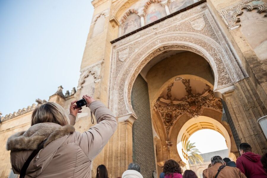 Cordoba: Jewish Quarter and Mosque-Cathedral Guided Tour - Walking the Jewish Quarter’s narrow streets