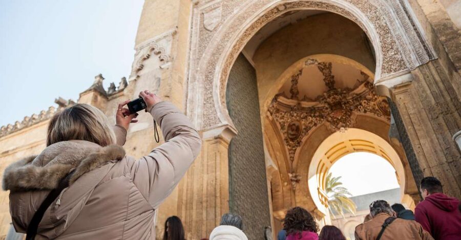 Cordoba: Jewish Quarter and Mosque-Cathedral Guided Tour - Meeting near the Monument to the Lovers