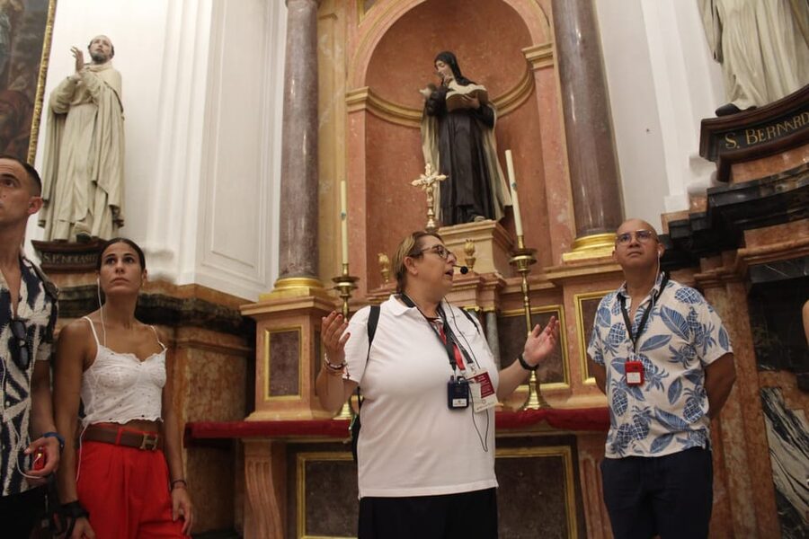 Cordoba Mosque-Cathedral: Skip-the-Line Guided Tour - Entering a building with four major chapters