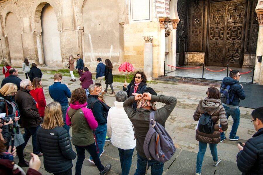 Córdoba: Skip-the-Line Great Mosque-Cathedral History Tour - Finding the guide at the Patio de los Naranjos