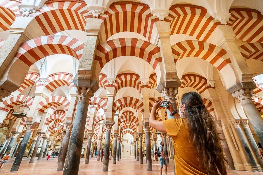 Córdoba: Skip-the-Ticket-Line Mosque-Cathedral Guided Tour - The first look at the prayer hall
