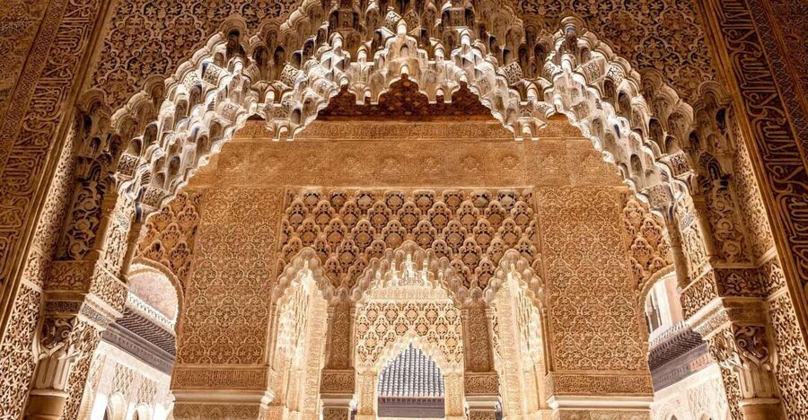 Fast-Track Alhambra & Nasrid Palaces Guided Tour - Why the Alhambra works better with a guide