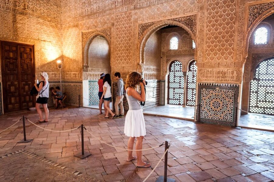 Fast-Track Alhambra & Nasrid Palaces Guided Tour - Generalife Gardens: the relaxed opening act