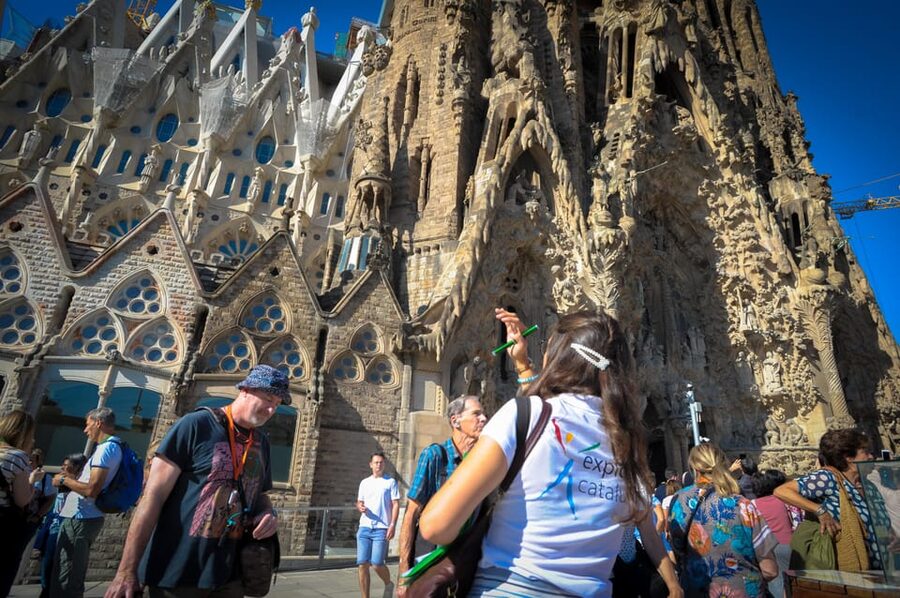 Fast Track: Sagrada Familia & Barcelona Full-Day Tour - L’Eixample and Passeig de Gràcia