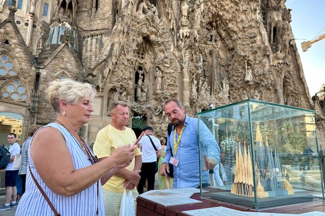 Fast Track Sagrada Familia Guided Tour - Meeting near the basilica and getting inside