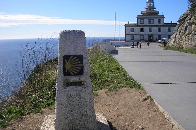 Finisterre and Costa da Morte: The Most Complete Tour of Santiago - Finisterre town and a flexible lunch break