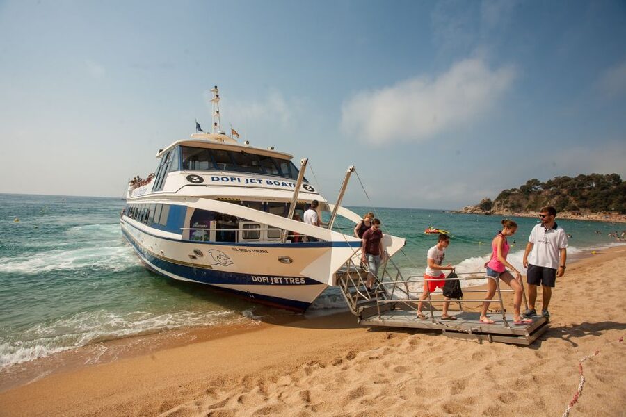 From Barcelona: Costa Brava Day Tour with Boat Trip - The guides and the group experience