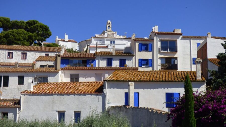 From Barcelona: Girona, Figueres, Dalí Museum, and Cadaqués - What to bring and who should choose it