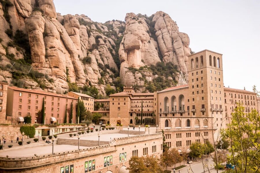 From Barcelona: Montserrat Half-Day Wine and Tapas Trip - Tapas brunch with three Catalan wines