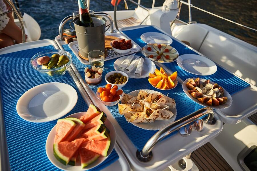 From Puerto de Mogán: Sailboat Trip with Food and Drinks - Who should book this sailing trip?