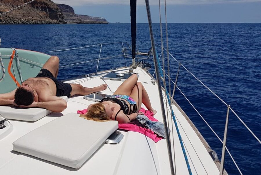 From Puerto de Mogán: Sailboat Trip with Food and Drinks - The first hour: leaving the marina and finding the wind