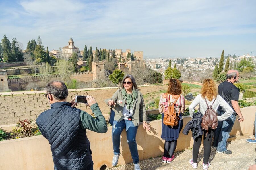 From Seville: Granada Day Trip Alhambra and Albaycin - What the guides add