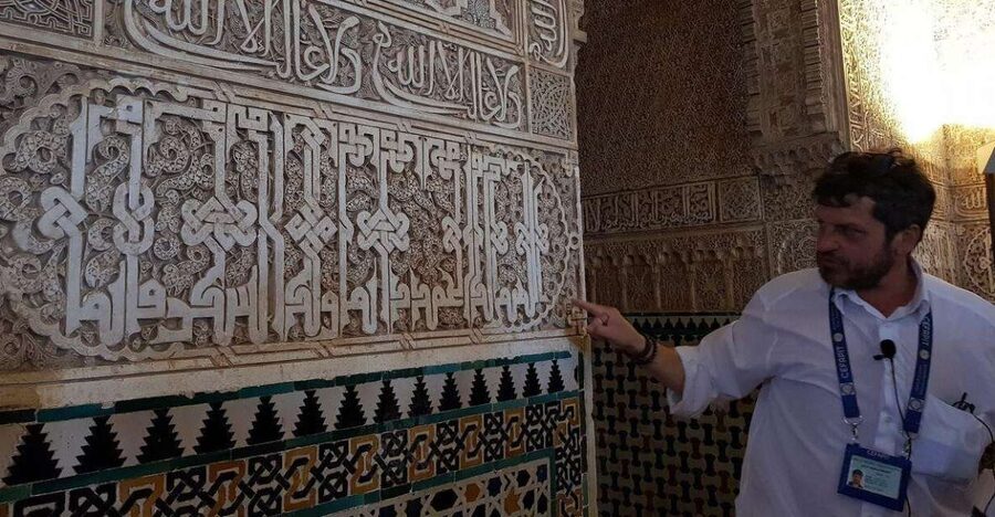 From Seville: Granada Day Trip with Alhambra and Albaicín - Walking through the Albaicín’s Moorish lanes