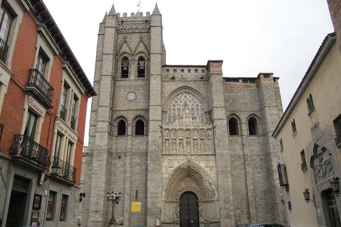 Full Day Tour to Avila & Segovia from Madrid - Bus comfort, meeting point, and daily rhythm