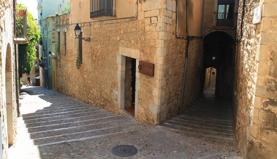 Girona: Small Group Walking Tour - Girona’s long story, from Gerunda to the Middle Ages