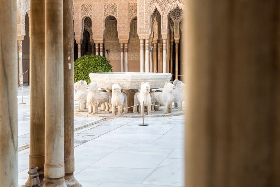Granada: 3-Hour Alhambra and Generalife Gardens Guided Tour - The Nasrid Palaces and their changing mood