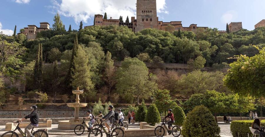 Granada: Albaicin and Sacromonte E-Bike Tour - Entering the Albaicin’s Moorish lanes