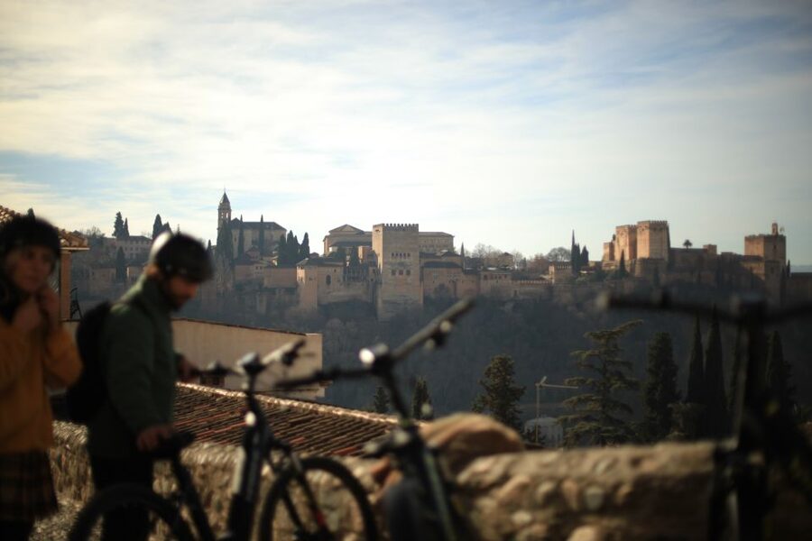 Granada: Albaicin and Sacromonte E-Bike Tour - Sacromonte, cave homes, and flamenco country