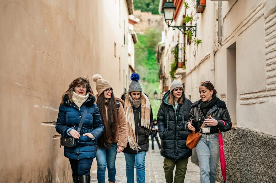 Granada: Albaicín and Sacromonte Guided Sunset Walking Tour - San Nicolás at golden hour