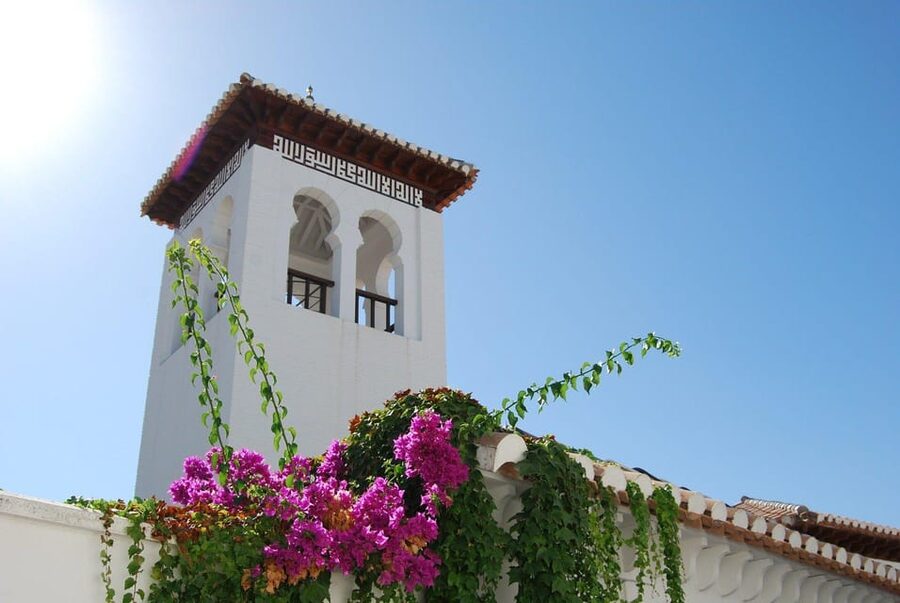 Granada: Albaicín and Sacromonte Guided Sunset Walking Tour - Entering Sacromonte as the light fades