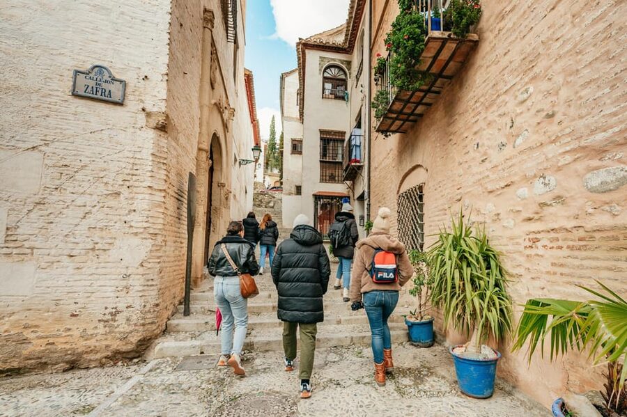 Granada: Albaicín and Sacromonte Guided Sunset Walking Tour - Guide quality and group experience