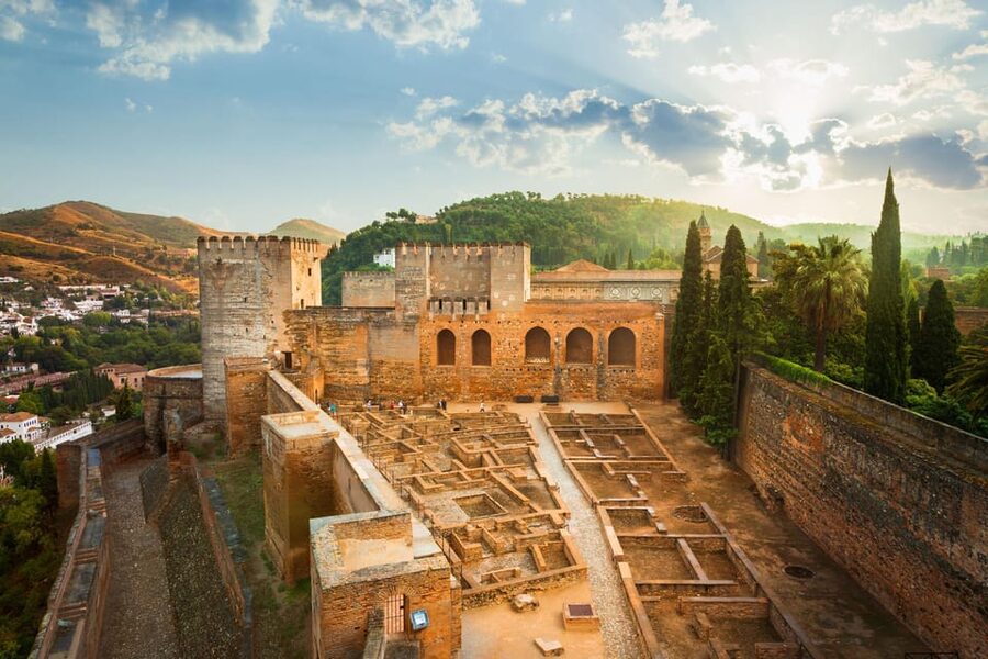 Granada: Alhambra and Generalife Garden Ticket & Guided Tour - How good are the guides?