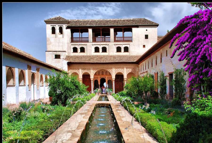 Granada: Alhambra and Generalife Garden Ticket & Guided Tour - Who should book this three-hour visit?