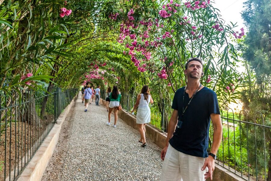 Granada: Alhambra and Generalife Garden Ticket & Guided Tour - Meeting your guide at the access pavilion