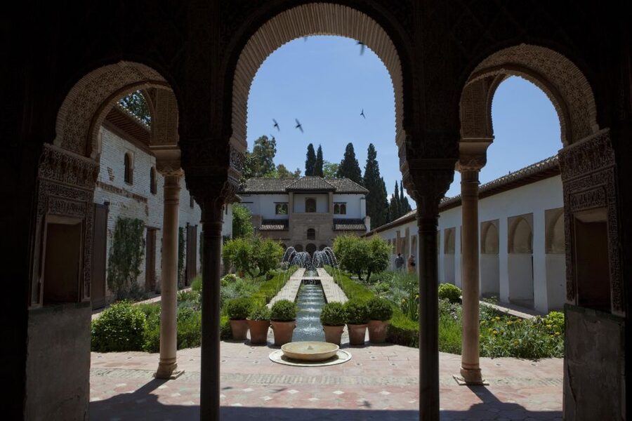 Granada Alhambra and Generalife Gardens Experience Tour - The guide can shape the whole visit