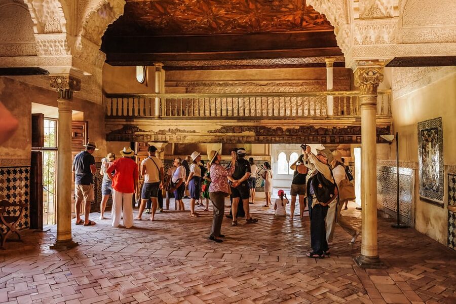Granada: Alhambra and Nasrid Palaces Entry Ticket - Heat, clothing, bags, and access