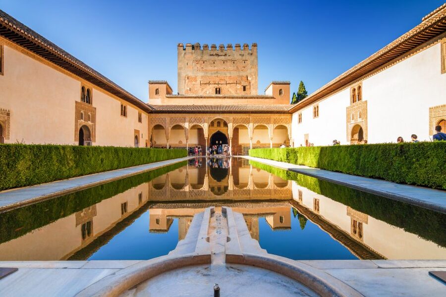 Granada: Alhambra and Nasrid Palaces Small Guided Tour - Generalife Gardens and the sultan’s summer retreat